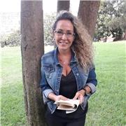 Profesora de Lengua Castellana y Literatura, Licenciada en Comunicación Social, imparte clases particulares en la modalidad online